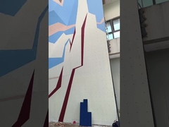 Взрослое искусственное профессиональное взбираясь скалолазание спортивной площадки стены на открытом воздухе